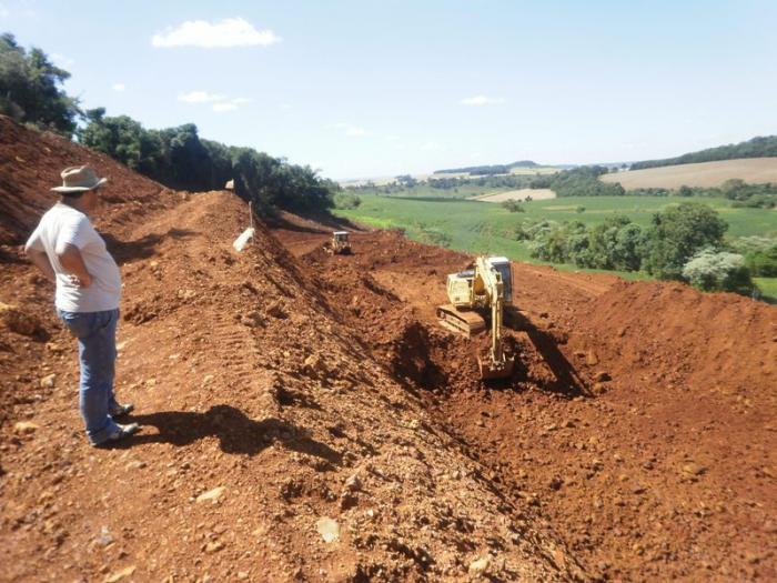 You are currently viewing Prefeitura subsidia 50% da terraplenagem para construção de aviários e chiqueiros