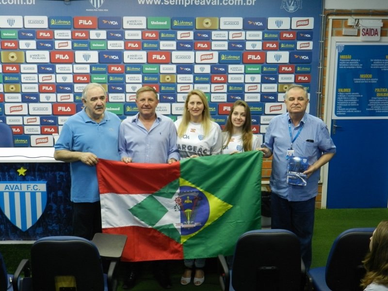 You are currently viewing Prefeito Amarildo Paglia recebe homenagem à Vargeão pelo Esporte Clube Avaí na Ressacada
