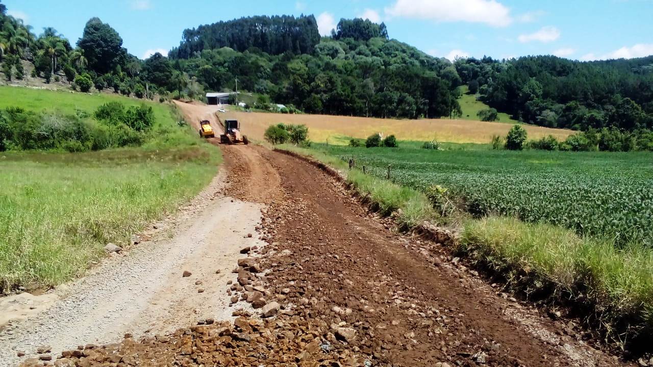Read more about the article Estrada estadual ganha reparos do Governo Municipal no interior de Vargeão