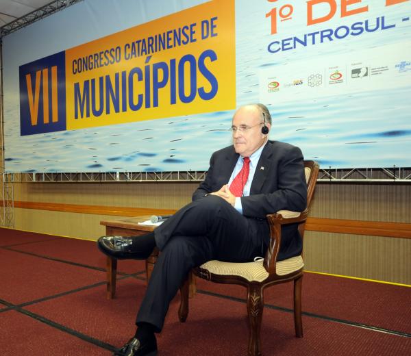 Read more about the article Ex-prefeito de Nova Iorque Rudolph Giuliani encerra Congresso de Municípios