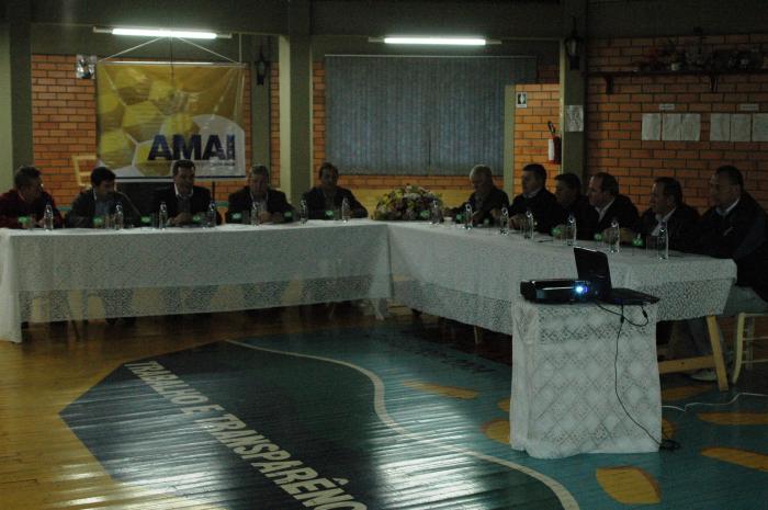 Read more about the article Sessão itinerante reuniu Prefeitos  da AMAI