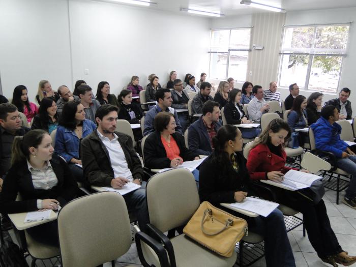 You are currently viewing Servidores da região da AMAI participaram de Curso sobre Redação Oficial