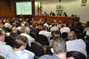 Read more about the article Prefeita de Ouro Verde representa a AMAI em Assembleia da Fecam