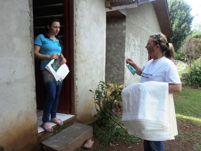 Read more about the article PMGIRS AMAI: Moradores de Ouro Verde recebem embalagens da Coleta Seletiva do Lixo