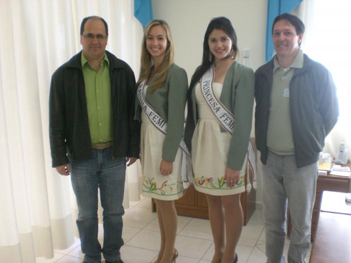 Read more about the article Presidente e rainha da Femi visitam prefeitura de Ipuaçu