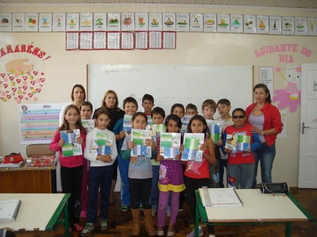 Read more about the article Alunos recebem kit educativo