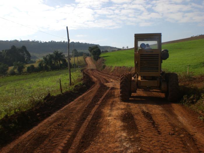 Read more about the article Secretaria de obras recupera estradas do interior do município de Ipuaçu