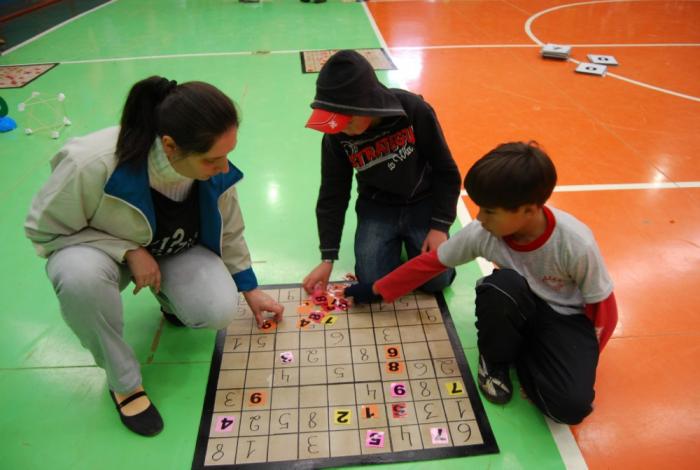 Read more about the article Professores ensinam matemática com jogos e brincadeiras