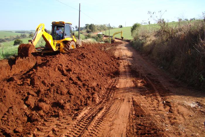 Read more about the article Tempo seco possibilita a manutenção das estradas