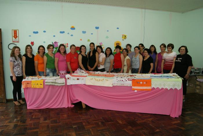 Read more about the article Mulheres participam do encerramento do Curso de Sianinha em Passos Maia