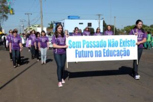 Read more about the article Desfile de sete de setembro leva centenas de pessoas ao centro de Faxinal dos Guedes
