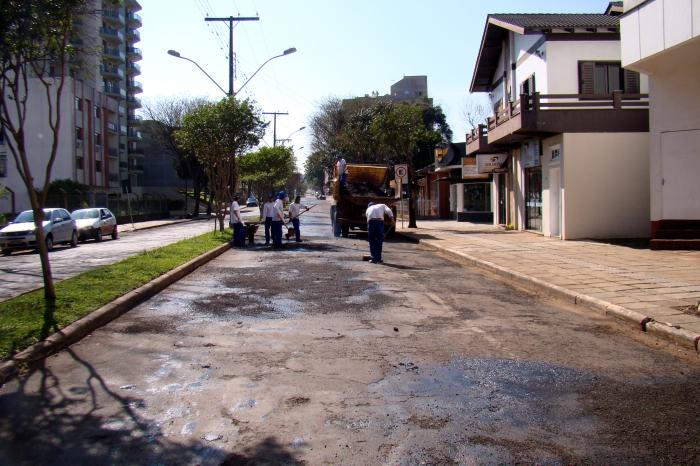 Read more about the article Após as chuvas prefeitura realiza reparos no asfalto
