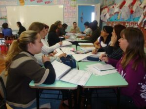 Read more about the article Professores da rede municipal de ensino se reúnem  em preparação de aulas