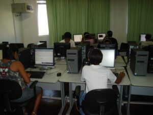Read more about the article Alunos participam de aula de informática no contra turno