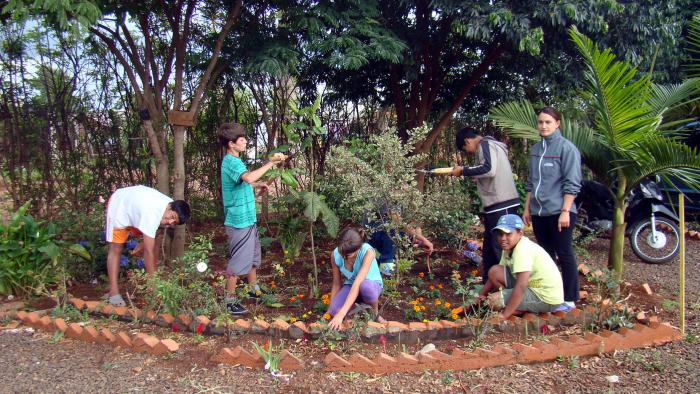 You are currently viewing Crianças do CESEX fazem curso de jardinagem e paisagismo
