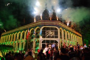 Read more about the article Desfile e chegada do Papai Noel marcam inauguração da decoração natalina 2010