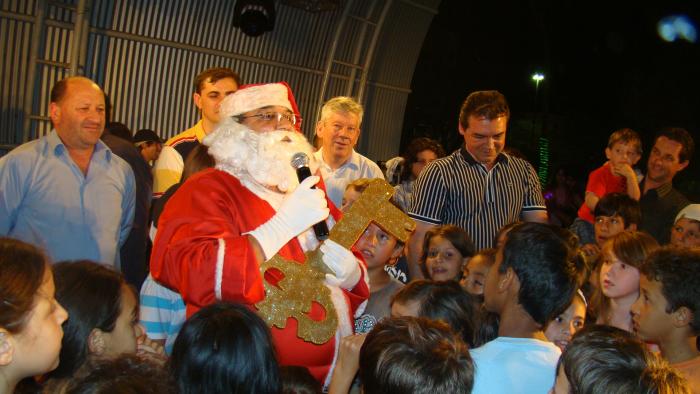 You are currently viewing Multidão recebe o Papai Noel na abertura do Natal Feliz de Xanxerê