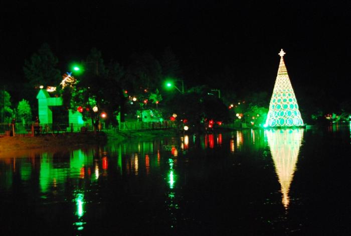 You are currently viewing Árvore de Natal Flutuante é atração em Abelardo Luz