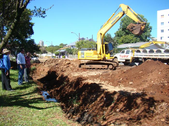 Read more about the article Prefeitura de Xanxerê inicia colocação de tubos na rua Antonio Ogliari