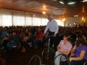 Read more about the article Faxinal dos Guedes presenteou  cerca de 300 mulheres neste domingo
