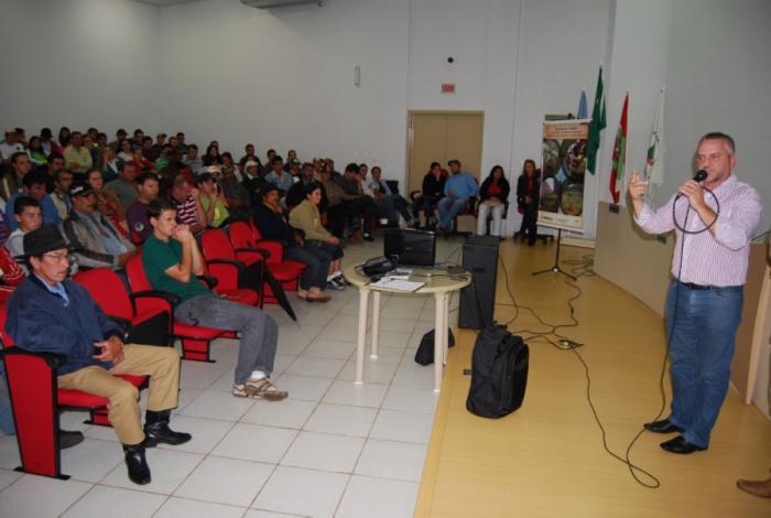 Read more about the article Público lota plenário da Câmara no lançamento do ”Poupança Verde”