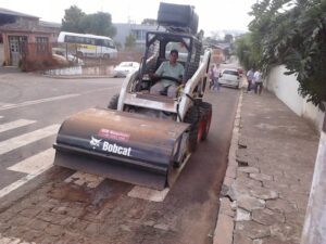 Read more about the article Prefeitura de Ponte Serrada adquire máquina para limpeza urbana