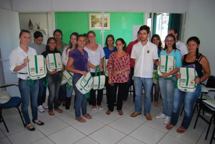 You are currently viewing Alunos do Projovem Trabalhador recebem kits escolares