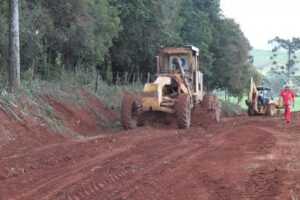 Read more about the article Secretaria de obras realiza trabalhos de recuperação de estradas