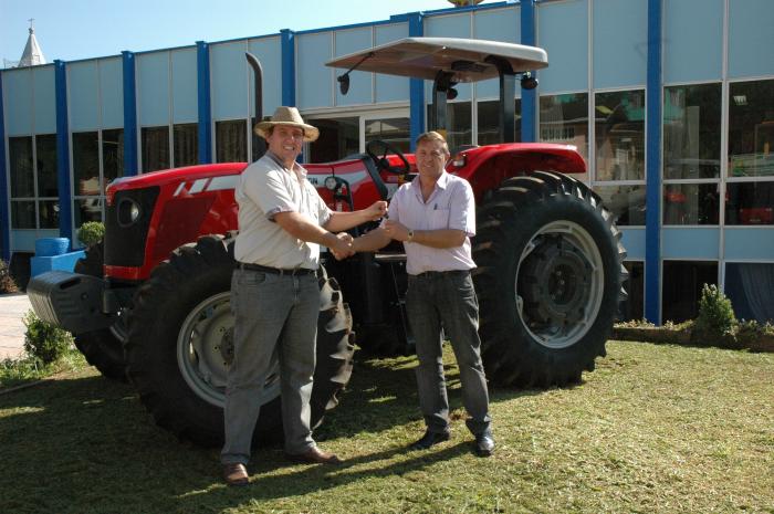 You are currently viewing Governo Municipal de Vargeão adquire novo trator agrícola para Secretaria de Agricultura