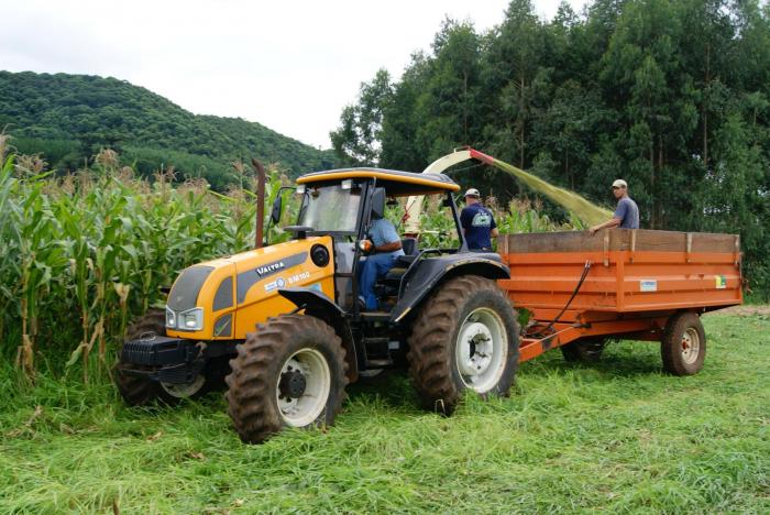 You are currently viewing Programas da Secretaria da Agricultura de Passos Maia ajudam os produtores