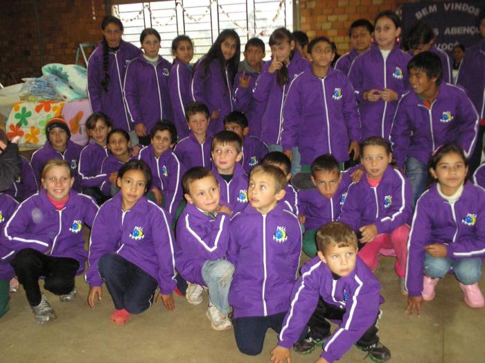 Read more about the article Passos Maia: Crianças do PETI recebem uniformes novos