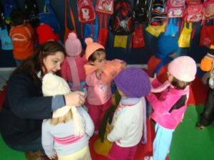 Read more about the article Xanxerê: Crianças do Cemei Chapeuzinho Vermelho recebem doação de mantas e gorros