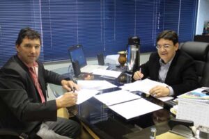 Read more about the article São Domingos: Prefeito Kiko assina contrato para pavimentação