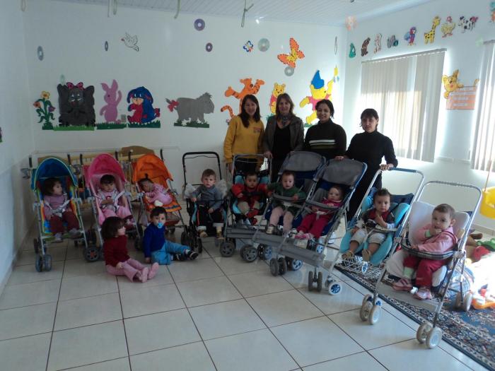 You are currently viewing Passos Maia: CRAS entrega carrinhos de bebê para o CEI Branca de Neve