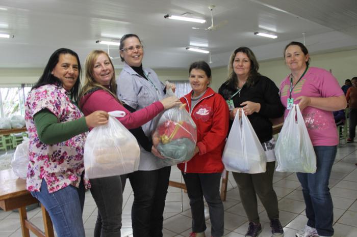 Read more about the article Famílias recebem cestas de alimentos