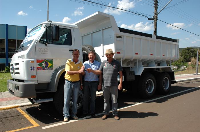 You are currently viewing Secretaria de Obras de Vargeão recebe novo caminhão caçamba do Governo Municipal