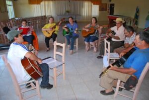 Read more about the article Grupo de idosos tem aulas de violão uma vez por semana