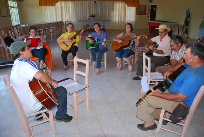 You are currently viewing Grupo de idosos tem aulas de violão uma vez por semana