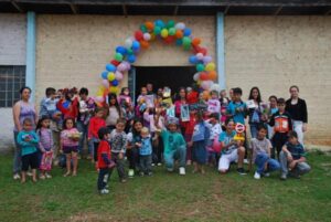 Read more about the article CRAS entrega brinquedos a crianças do bairro Vila Ceres