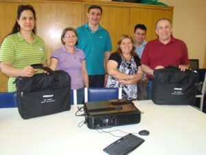 Read more about the article Secretaria de Educação entrega projetor multimídia a escolas municipais