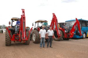 Read more about the article Retroescavadeiras Agrícolas são entregues para Associações de Produtores Rurais de Vargeão