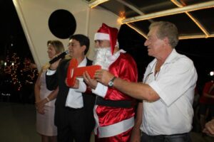 Read more about the article Mais de 3.500 pessoas prestigiam a chegada do Papai Noel em São Domingos