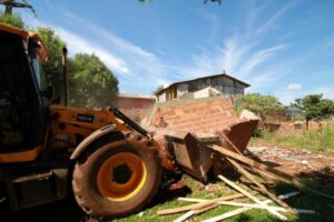Read more about the article Casas começam a ser demolidas para construção e regularização fundiária no São Romero