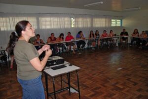 Read more about the article Professores municipais retornam das férias com atividades com formação