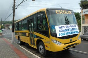 Read more about the article Secretaria de Educação recebe terceiro ônibus novo do Governo Municipal