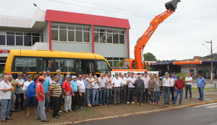 You are currently viewing Prefeito Kiko entrega dois ônibus e escavadeira hidráulica