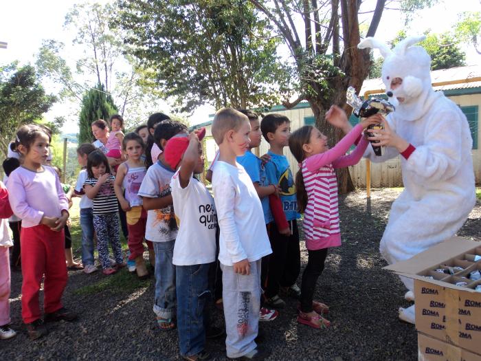 You are currently viewing Crianças do CEI Branca de Neve recebem a visita do Coelhinho