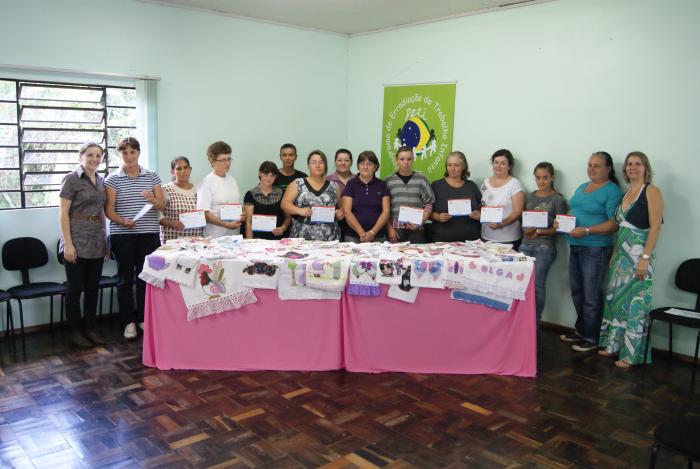 You are currently viewing CRAS realiza encerramento do Curso de Patchwork em Passos Maia