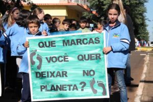 Read more about the article Caminhada Ecológica distribuiu árvores na tarde de quarta-feira