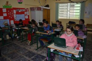 Read more about the article Secretaria de educação de Ipuaçu entrega laptop para alunos